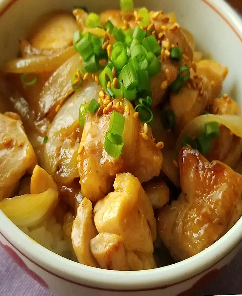 Donburi (丼物) Tori Don (鶏丼) Bol de riz japonais garni de poulet braisé, une spécialité réconfortante.