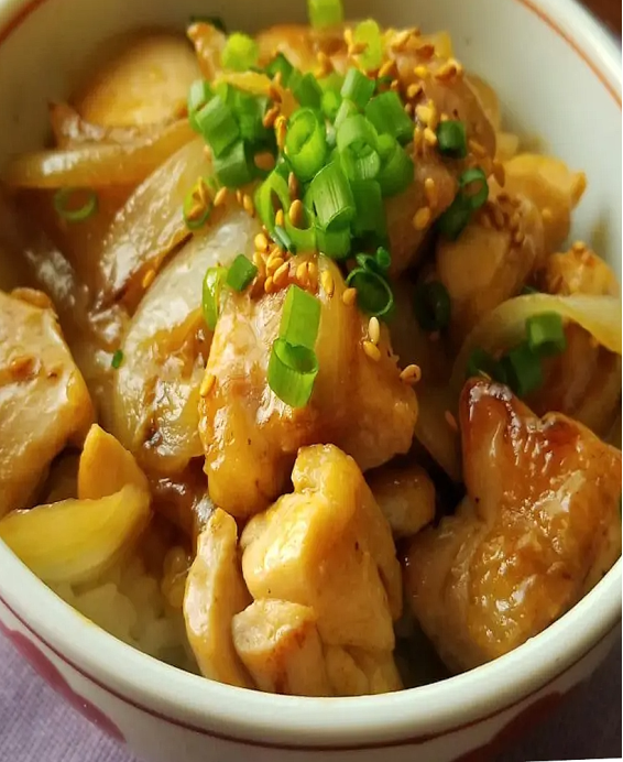 Donburi (丼物) Tori Don (鶏丼) Bol de riz japonais garni de poulet braisé, une spécialité réconfortante.