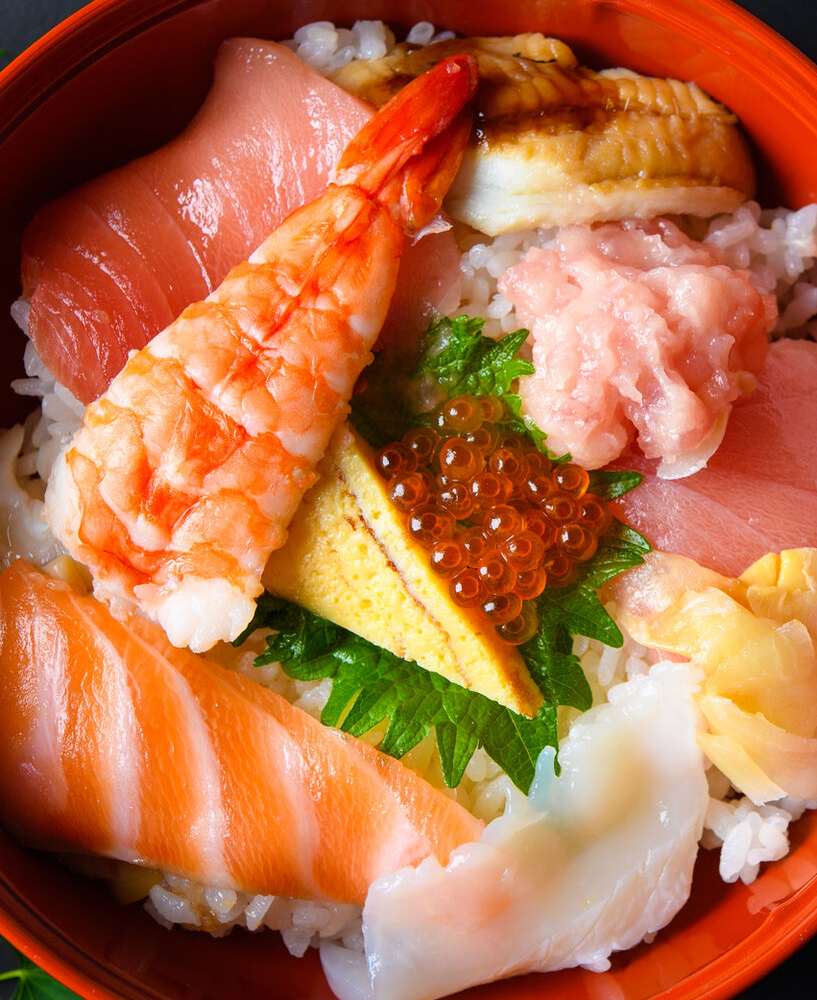 Donburi (丼物) Tuna Don (まぐろ丼) Bol de riz japonais garni de thon cru, une spécialité fraîche et légère