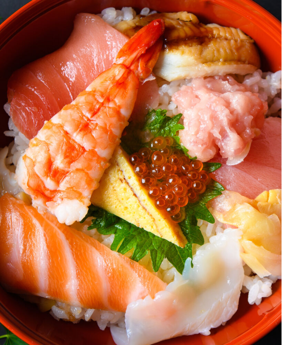 Donburi (丼物) Tuna Don (まぐろ丼) Bol de riz japonais garni de thon cru, une spécialité fraîche et légère