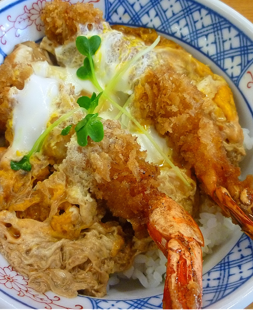 Donburi (丼物) Ebi Don (海老丼) - Bol de riz japonais garni de crevettes, une spécialité croquante et savoureuse