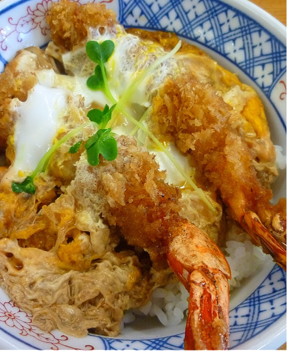 Donburi (丼物) Ebi Don (海老丼) - Bol de riz japonais garni de crevettes, une spécialité croquante et savoureuse