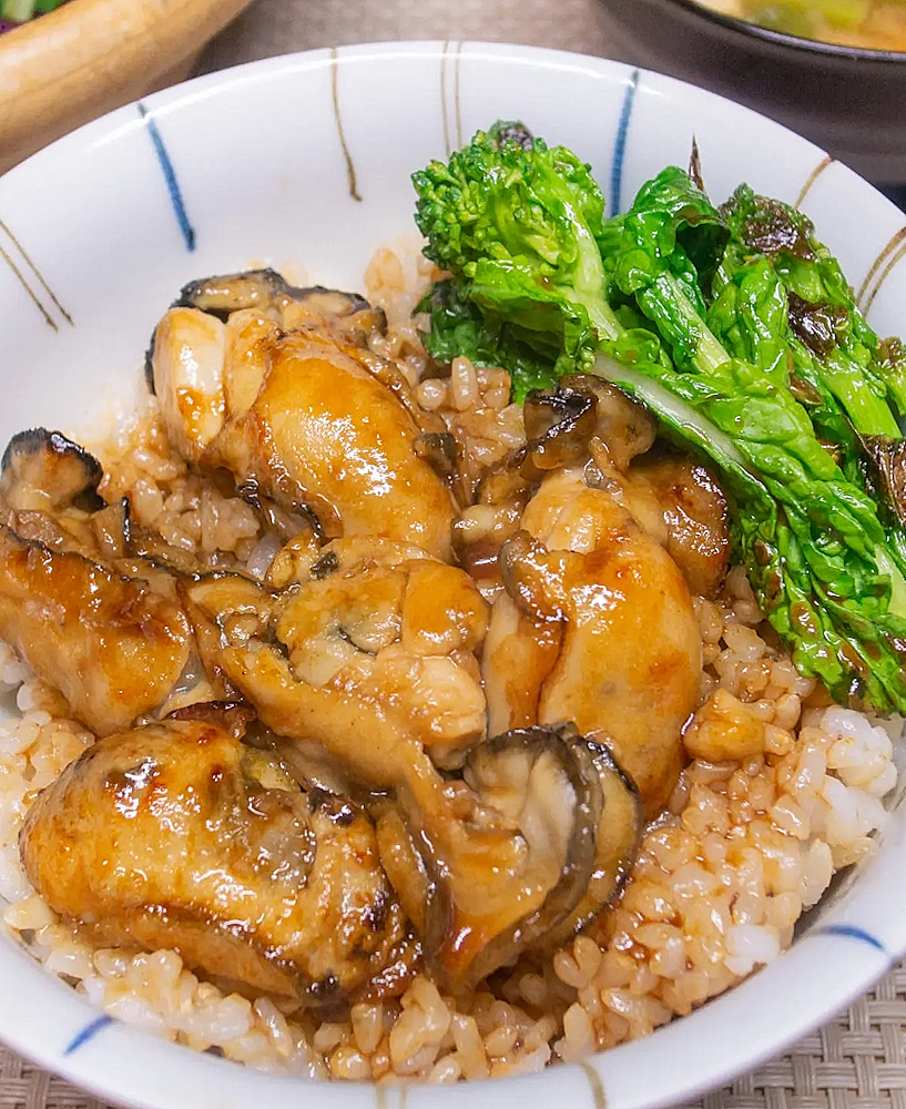 Donburi (丼物) Kaki Don (牡蠣丼)  Bol de riz japonais garni d'huîtres, une spécialité marine.