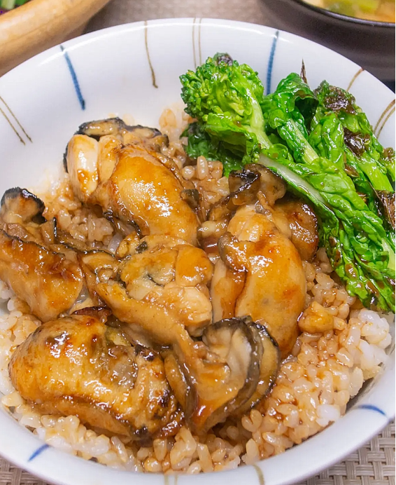 Donburi (丼物) Kaki Don (牡蠣丼)  Bol de riz japonais garni d'huîtres, une spécialité marine.