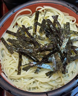 Donburi (丼物) Zaru Don (ざる丼) – Bol de riz japonais garni de nouilles froides, une spécialité légère et estivale.