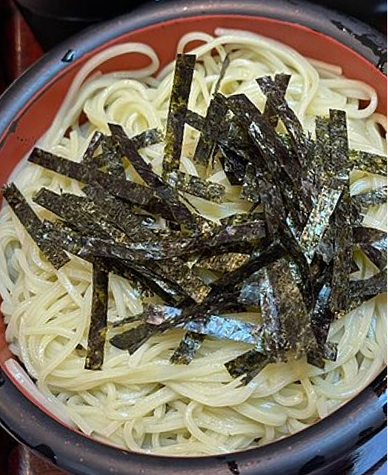 Donburi (丼物) Zaru Don (ざる丼) – Bol de riz japonais garni de nouilles froides, une spécialité légère et estivale.