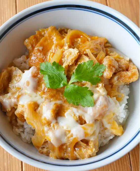Donburi (丼物) Sabudon (サブ丼) – Bol de riz japonais garni de sabayon, une spécialité délicate et crémeuse.