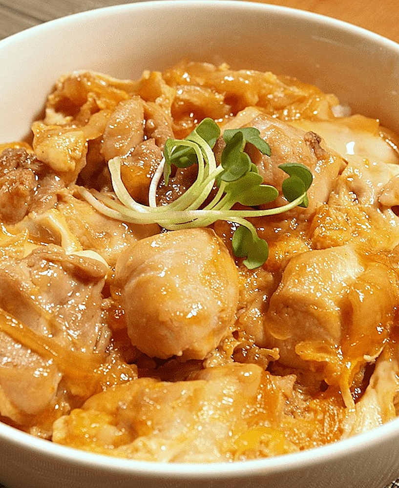 Donburi (丼物) Mawashi Don (まわし丼) – Bol de riz japonais avec viandes variées, une spécialité généreuse et savoureuse.