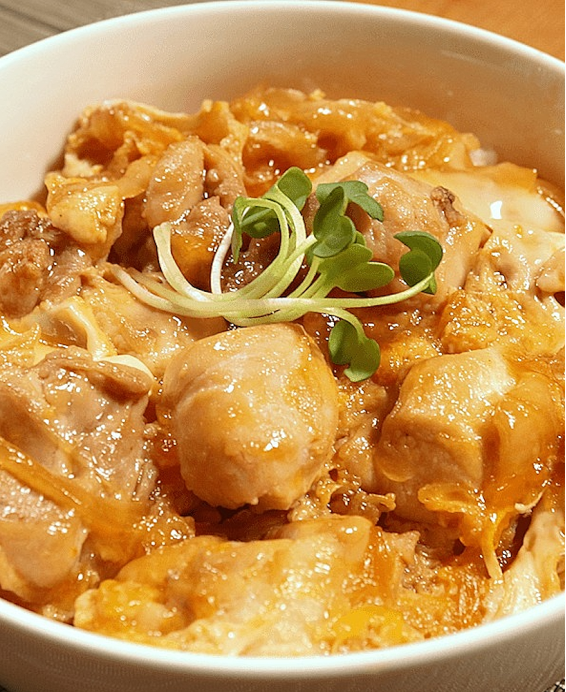 Donburi (丼物) Mawashi Don (まわし丼) – Bol de riz japonais avec viandes variées, une spécialité généreuse et savoureuse.