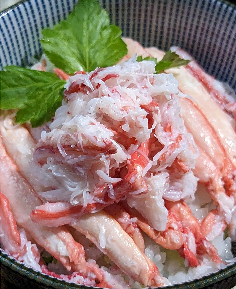 Donburi (丼物) Kani Don (カニ丼) – Bol de riz japonais garni de crabe, une spécialité marine et raffinée.