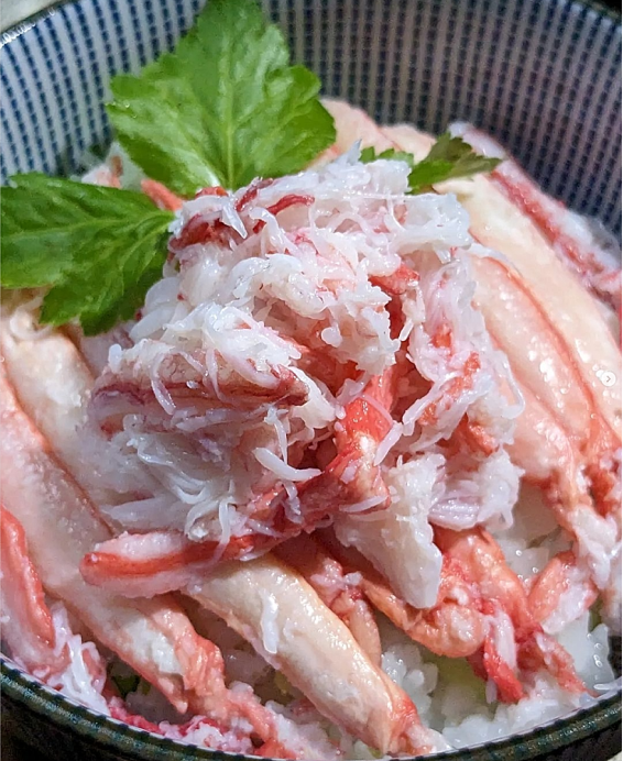 Donburi (丼物) Kani Don (カニ丼) – Bol de riz japonais garni de crabe, une spécialité marine et raffinée.