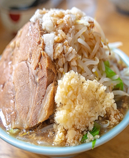 Ramen (ラーメン) de Style Jiro (二郎系ラーメン)Icône de Tokyo, porc chashu généreux, ail marqué et bouillon profond.