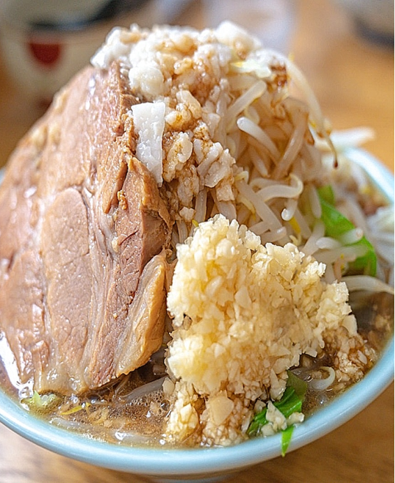 Ramen (ラーメン) de Style Jiro (二郎系ラーメン)Icône de Tokyo, porc chashu généreux, ail marqué et bouillon profond.