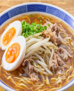 Ramen (ラーメン) Shio Ramen (塩ラーメン) : Bouillon clair au poulet, chashu, œufs marinés, menma et nori.