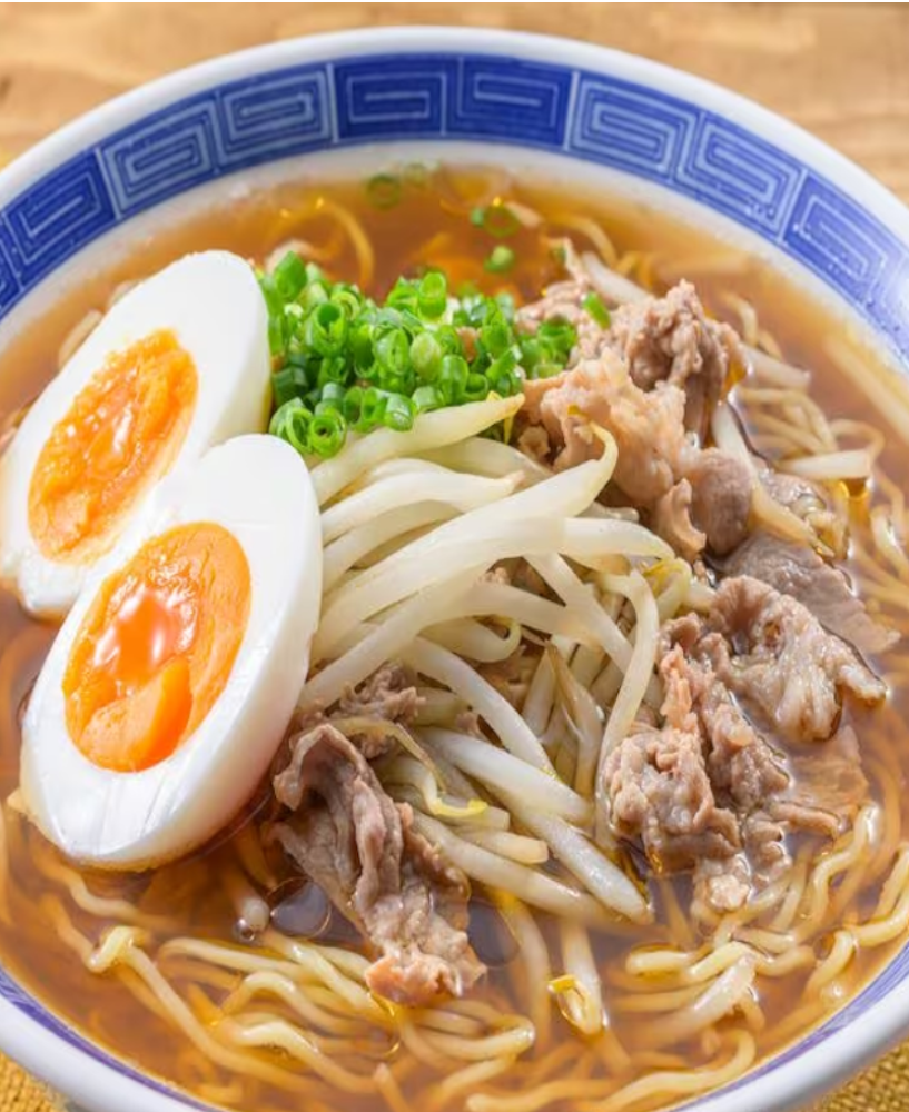 Ramen (ラーメン) Shio Ramen (塩ラーメン) : Bouillon clair au poulet, chashu, œufs marinés, menma et nori.