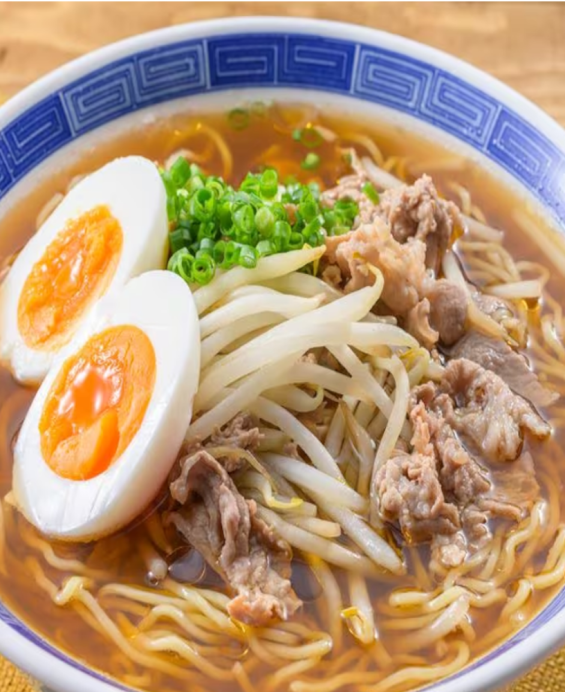 Ramen (ラーメン) Shio Ramen (塩ラーメン) : Bouillon clair au poulet, chashu, œufs marinés, menma et nori.