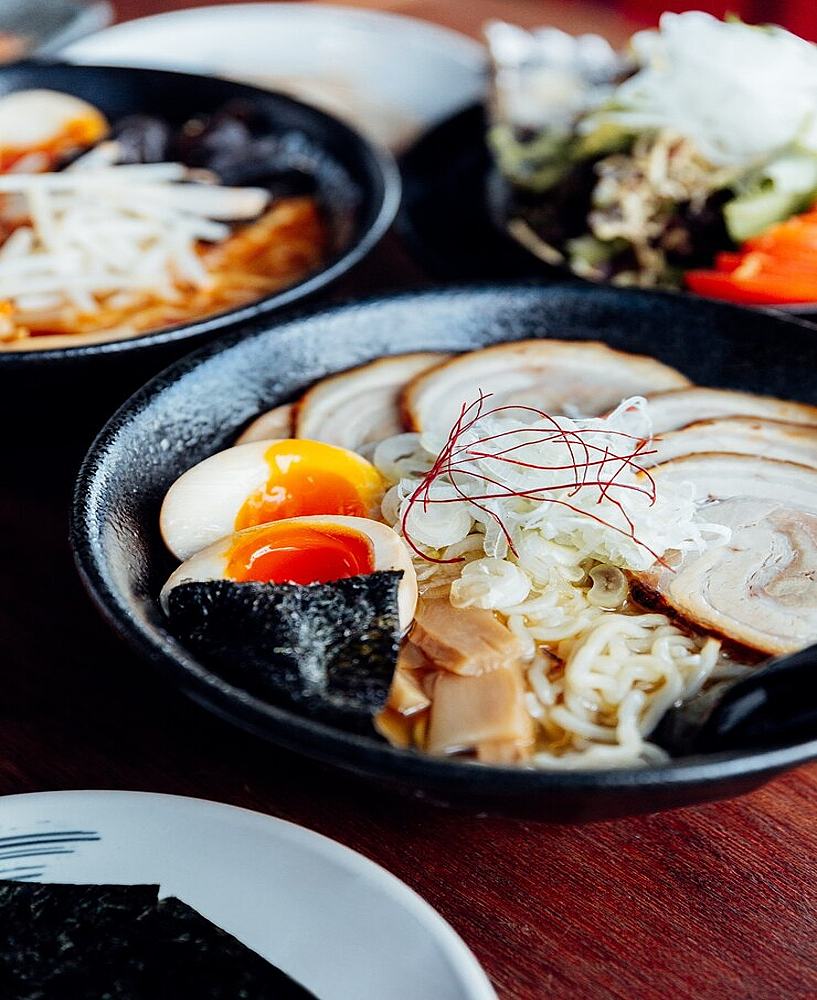 Ramen (ラーメン) Miso Ramen (味噌ラーメン) Bouillon miso riche, chashu haché, œuf mariné, poireau, pousses de soja, ciboulette.