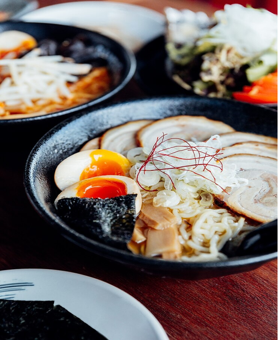 Ramen (ラーメン) Miso Ramen (味噌ラーメン) Bouillon miso riche, chashu haché, œuf mariné, poireau, pousses de soja, ciboulette.