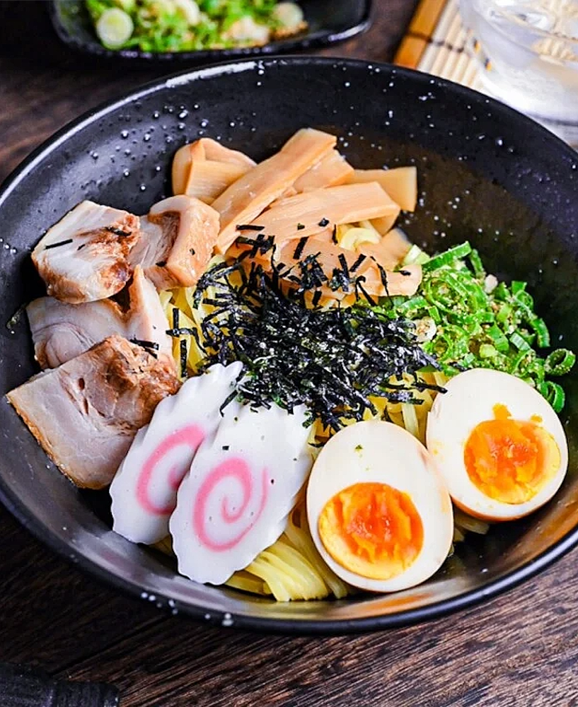 Ramen (ラーメン) Abura Soba (油そば)Porc rôti, œuf poché, ciboulette, piment et sauce savoureuse, ramen sans bouillon riche en goût.