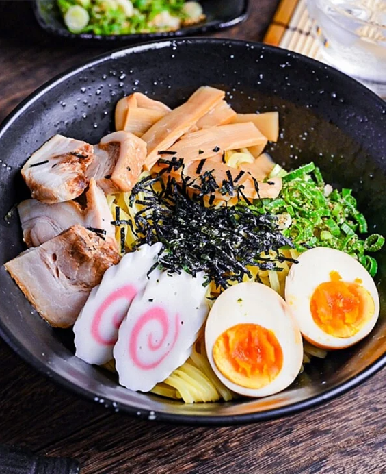 Ramen (ラーメン) Abura Soba (油そば)Porc rôti, œuf poché, ciboulette, piment et sauce savoureuse, ramen sans bouillon riche en goût.
