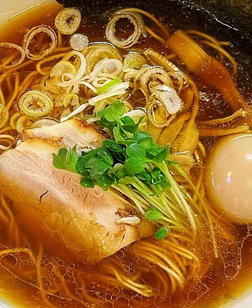 Ramen (ラーメン) Shoyu Ramen (醤油ラーメン) Bouillon clair à la sauce soja avec chashu, œuf mariné, menma, nori et oignons verts.
