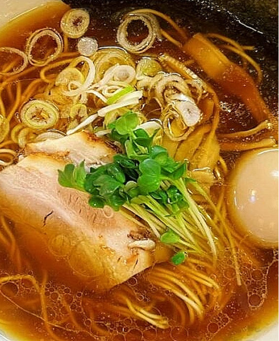 Ramen (ラーメン) Shoyu Ramen (醤油ラーメン) Bouillon clair à la sauce soja avec chashu, œuf mariné, menma, nori et oignons verts.