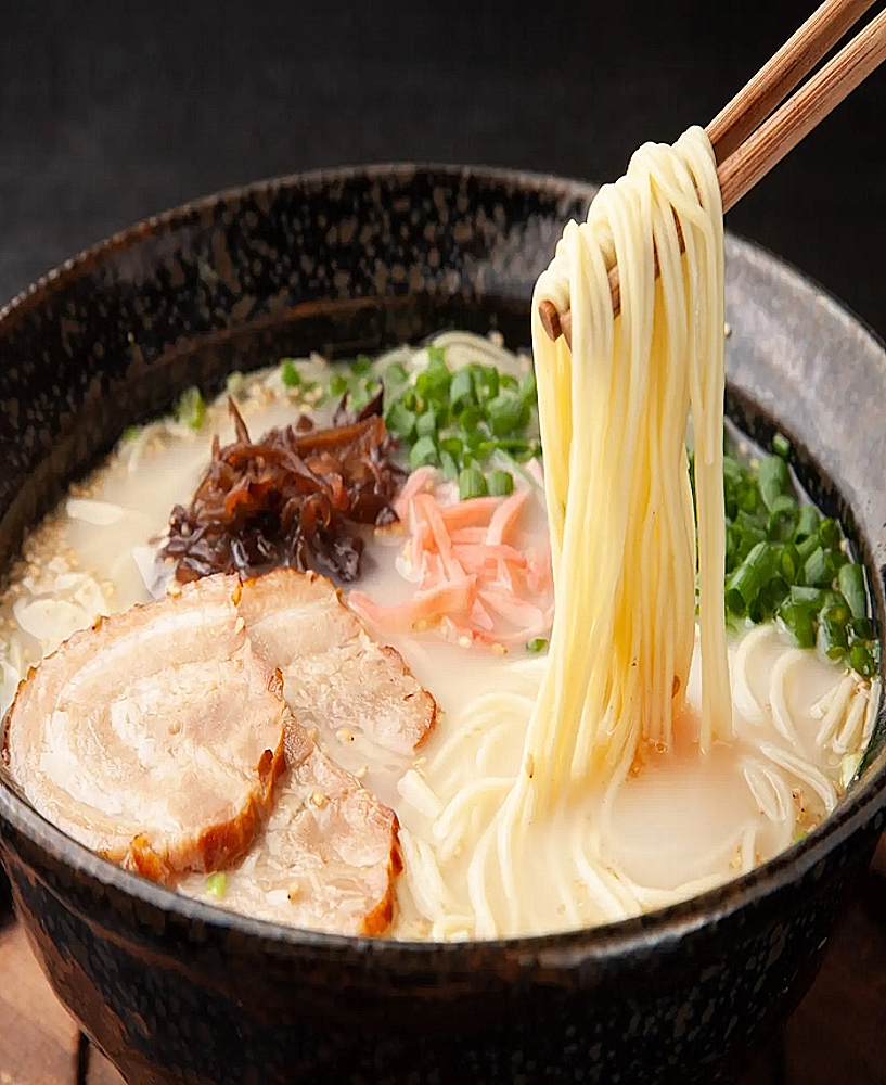 Ramen (ラーメン) Tonkotsu Ramen (豚骨ラーメン) Ramen Hakata crémeux aux os de porc, saveur intense de street food japonaise