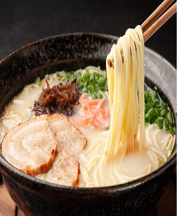 Ramen (ラーメン) Tonkotsu Ramen (豚骨ラーメン) Ramen Hakata crémeux aux os de porc, saveur intense de street food japonaise