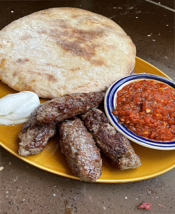 La recette traditionnelle des Ćevapi à base de bœuf et d'agneau : un plat emblématique des Balkans aux saveurs uniques