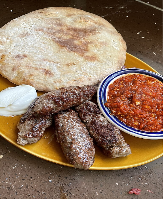 La recette traditionnelle des Ćevapi à base de bœuf et d'agneau : un plat emblématique des Balkans aux saveurs uniques