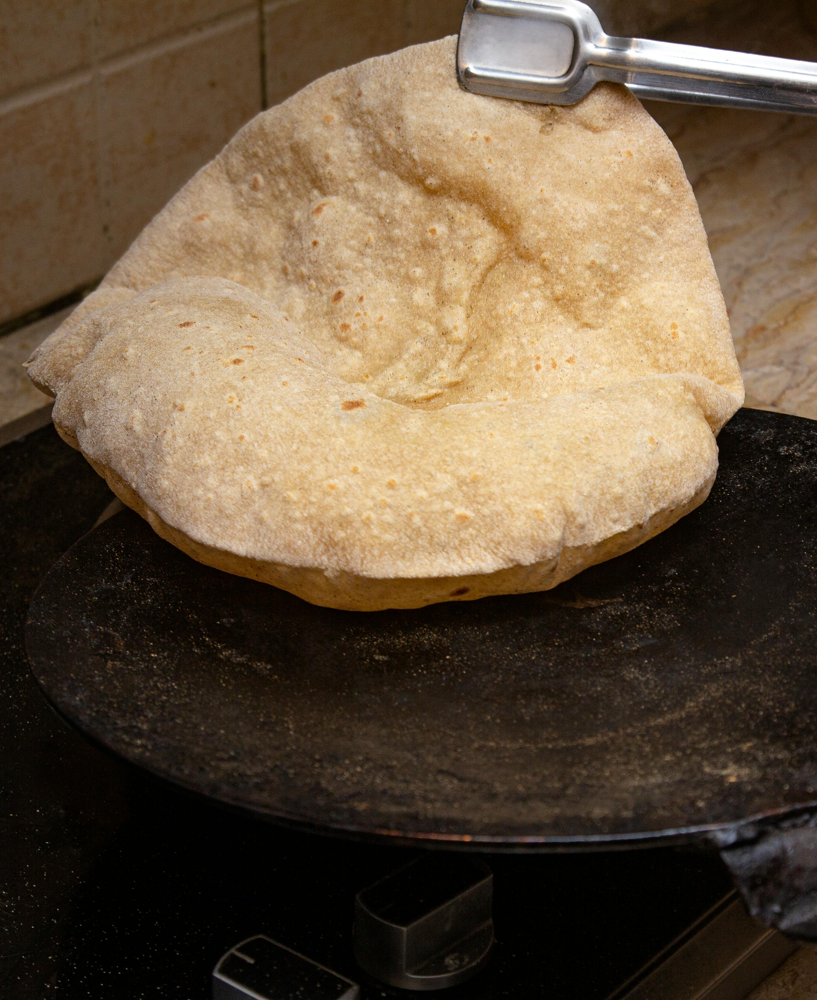 Recette traditionnelle du chapati (चपाती), pain plat indien non levé, parfait pour accompagner les currys sans masquer leur goût