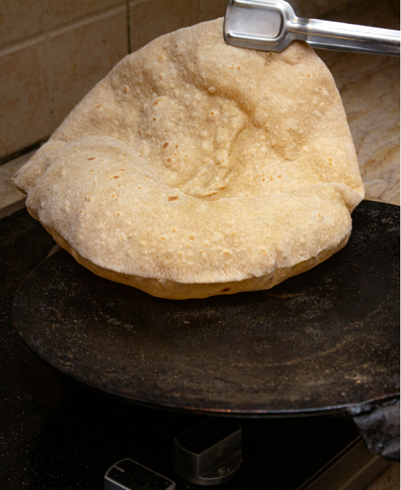 Recette traditionnelle du chapati (चपाती), pain plat indien non levé, parfait pour accompagner les currys sans masquer leur goût