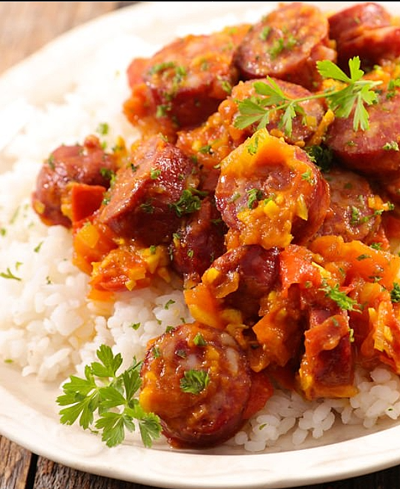 Rougail Saucisse Kréol : La recette péi pleine gou – Zot i koné fé rougaj saucisse dann marmit fé