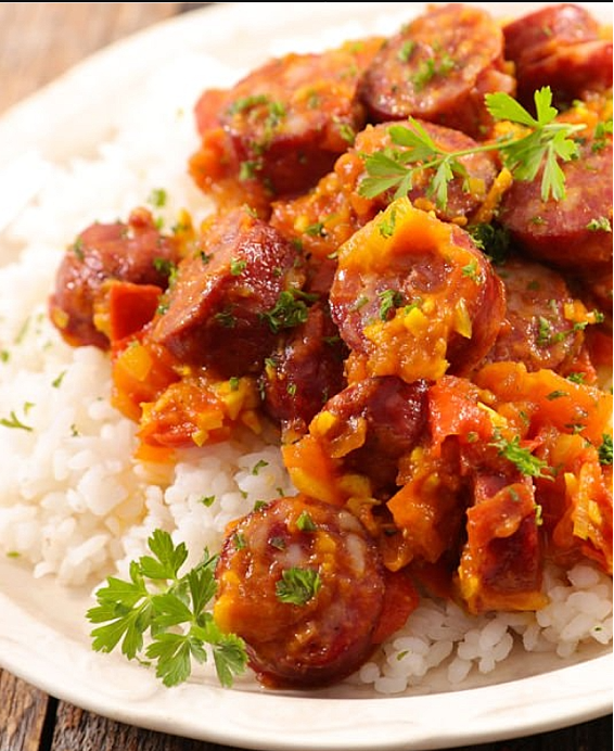 Rougail Saucisse Kréol : La recette péi pleine gou – Zot i koné fé rougaj saucisse dann marmit fé