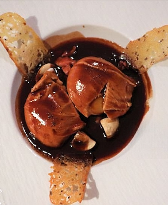 Œufs à la Colette : œufs pochés au vin rouge, une meurette délicate et rustique à sa façon