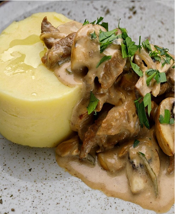 Bœuf Stroganoff classique : recette détaillée avec histoire, techniques, astuces culinaires et variantes régionales raffinées