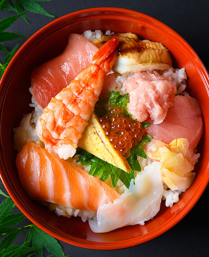 Donburi (丼物) Kaisen Don (海鮮丼) – Bol de riz japonais garni de fruits de mer variés frais, spécialité maritime populaire