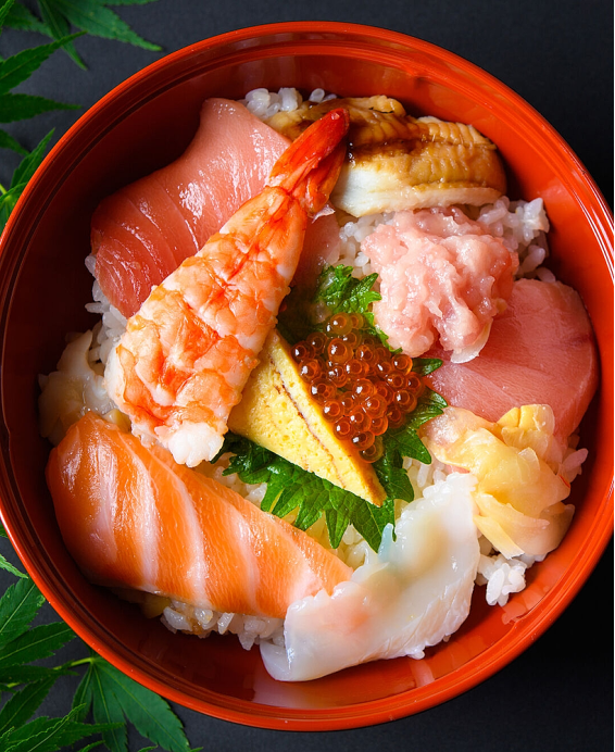 Donburi (丼物) Kaisen Don (海鮮丼) – Bol de riz japonais garni de fruits de mer variés frais, spécialité maritime populaire