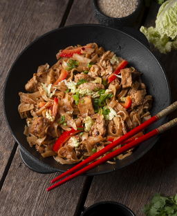 Donburi (丼物) Sobayaki Don – Bol de riz japonais garni de soba sautées ou soba froides, spécialité fusion savoureuse