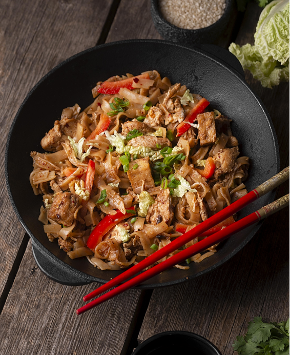 Donburi (丼物) Sobayaki Don – Bol de riz japonais garni de soba sautées ou soba froides, spécialité fusion savoureuse