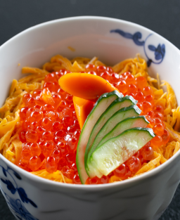 Donburi (丼物) Ikuradon (いくら丼) – Bol de riz japonais garni généreusement d’œufs de saumon frais