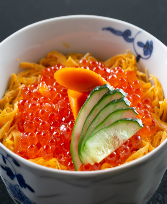 Donburi (丼物) Ikuradon (いくら丼) – Bol de riz japonais garni généreusement d’œufs de saumon frais
