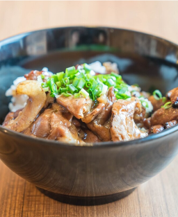 Donburi (丼物) Butadon (豚丼) – Bol de riz japonais garni de porc sauté façon Hokkaido, spécialité savoureuse et réconfortante