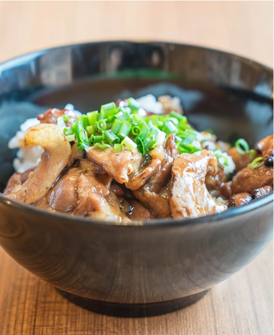 Donburi (丼物) Butadon (豚丼) – Bol de riz japonais garni de porc sauté façon Hokkaido, spécialité savoureuse et réconfortante