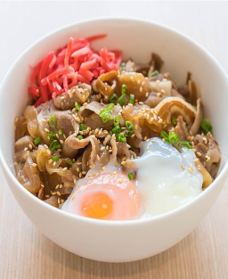 Donburi (丼物) Soboro Don (そぼろ丼) – Bol de riz japonais garni de viande hachée assaisonnée, œufs brouillés et légumes frais