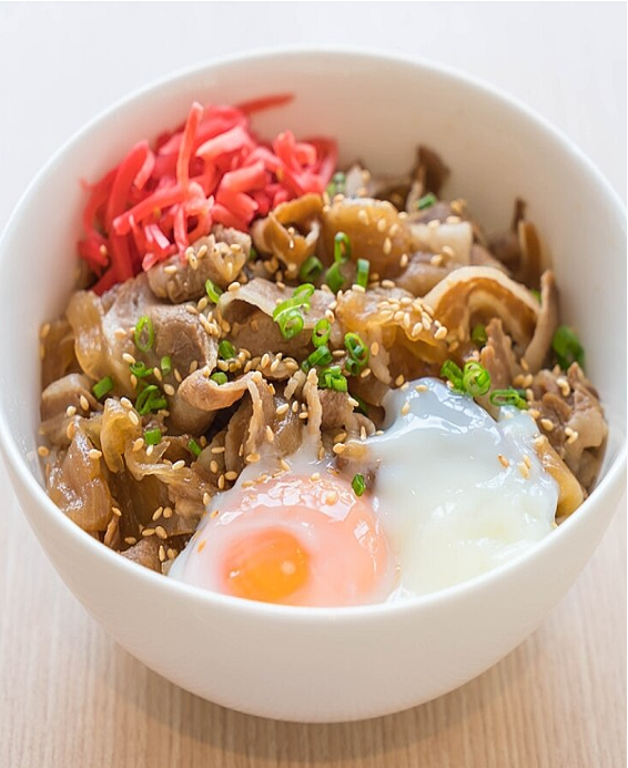 Donburi (丼物) Soboro Don (そぼろ丼) – Bol de riz japonais garni de viande hachée assaisonnée, œufs brouillés et légumes frais
