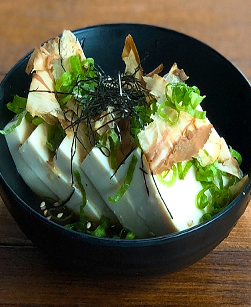 Donburi (丼物) Hiyayakko Don – Bol de riz japonais végétarien garni de tofu frais, spécialité légère et rafraîchissante