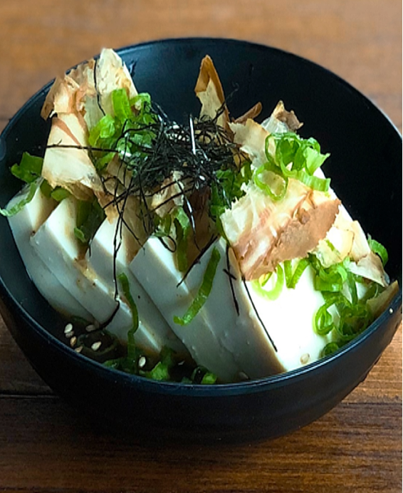 Donburi (丼物) Hiyayakko Don – Bol de riz japonais végétarien garni de tofu frais, spécialité légère et rafraîchissante