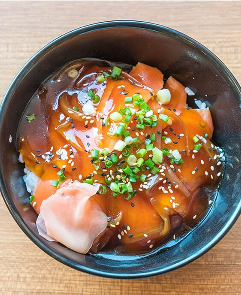 Donburi (丼物) Sake Don (鮭丼) – Bol de riz japonais garni de saumon cru ou cuit, spécialité fraîche et savoureuse