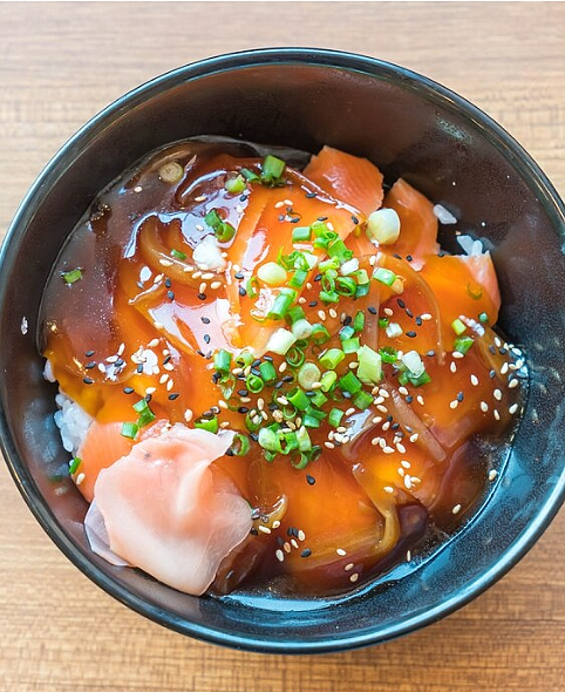 Donburi (丼物) Sake Don (鮭丼) – Bol de riz japonais garni de saumon cru ou cuit, spécialité fraîche et savoureuse